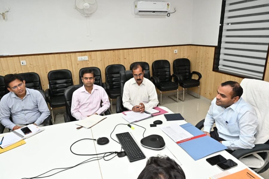 विकास योजनाओं के क्रियान्वयन में किसी भी प्रकार की शिथिलता एवं लापरवाही क्षम्य नहीं की जाएगी – डीएम मयूर दीक्षित