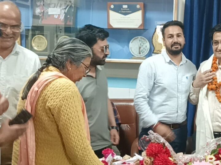 सामाजिक संगठन ने किया अच्छी चिकित्सकीय सेवा पर डाक्टर व सहकर्मी को सम्मानित