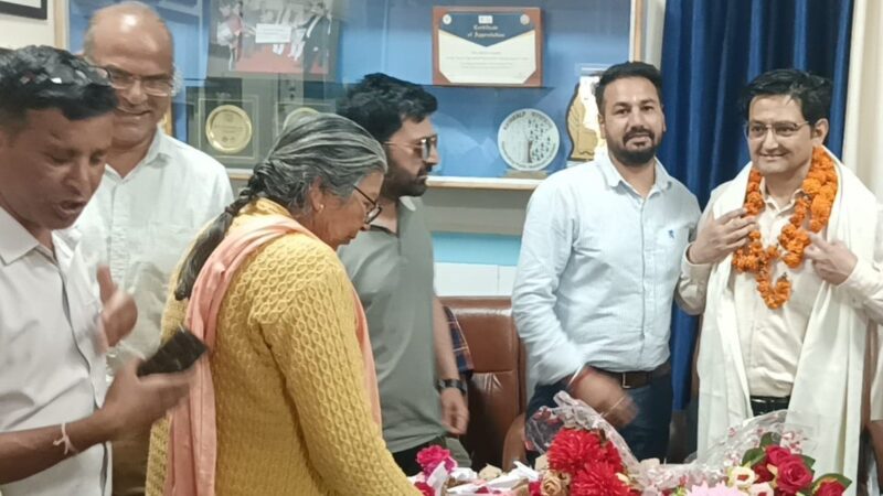 सामाजिक संगठन ने किया अच्छी चिकित्सकीय सेवा पर डाक्टर व सहकर्मी को सम्मानित