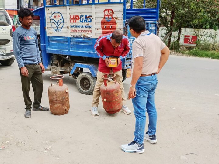 डीएम की क्यूआरटी अलर्ट; घरेलू गैस के व्यावसायिक उपयोग पर 16 सिलेंडर जब्त