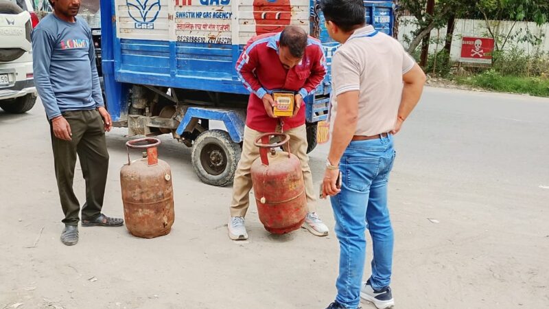 डीएम की क्यूआरटी अलर्ट; घरेलू गैस के व्यावसायिक उपयोग पर 16 सिलेंडर जब्त