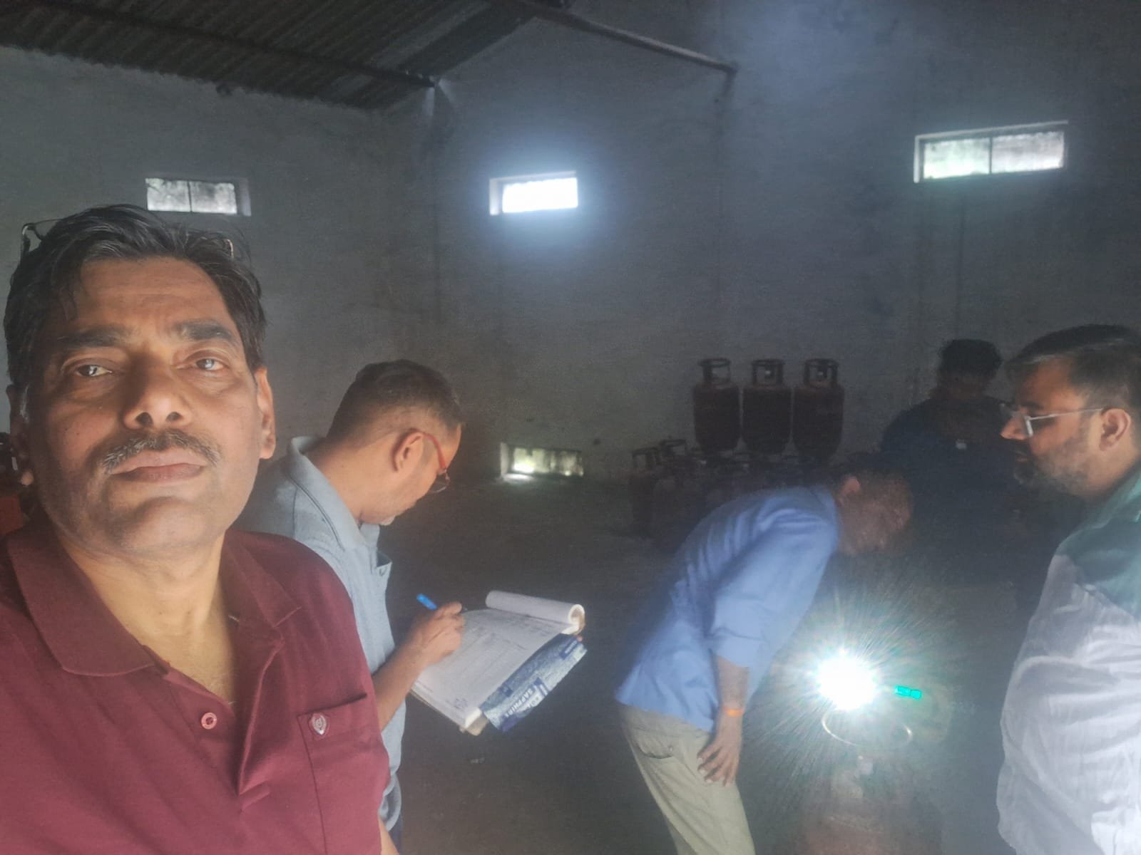 एलपीजी आपूर्ति व्यवस्था पर कड़ी निगरानी, 6 गैस गोदामों और 1 पेटी डीजल डीलर का औचक निरीक्षण