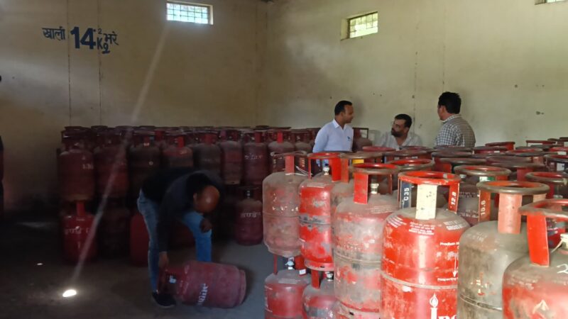 डीएम स्वाति एस. भदौरिया के निर्देशन में एलपीजी गैस की कालाबाजारी पर सख्ती, जिले में 37 प्रतिष्ठानों पर प्रशासन का औचक निरीक्षण