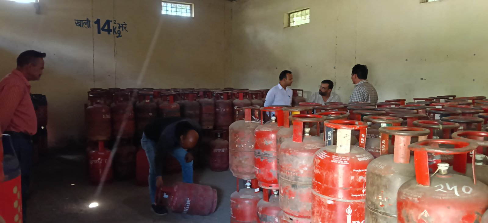 डीएम स्वाति एस. भदौरिया के निर्देशन में एलपीजी गैस की कालाबाजारी पर सख्ती, जिले में 37 प्रतिष्ठानों पर प्रशासन का औचक निरीक्षण
