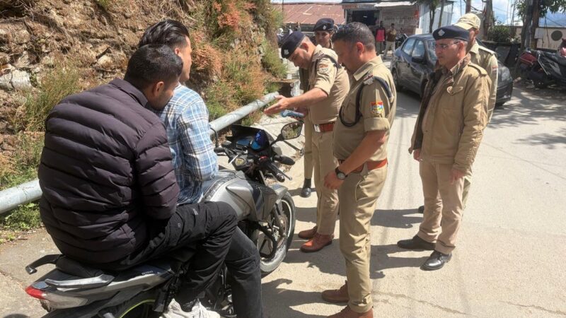 भीड़भाड़ वाले क्षेत्रों में पौडी पुलिस की पैदल गश्त, ट्रैफिक व्यवस्था दुरुस्त बनाए रखने के साथ ही चेकिंग अभियान  जारी