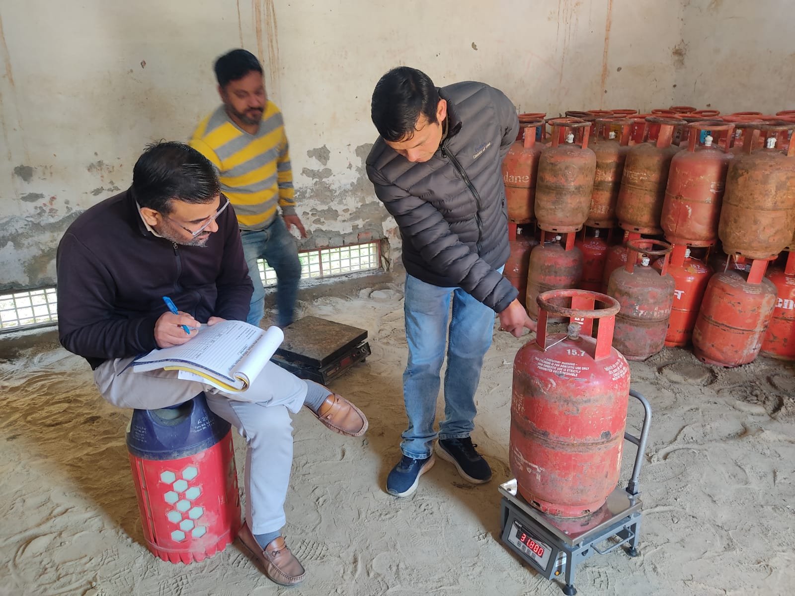 पौड़ी गढ़वाल : 16 स्थानों पर गैस एजेंसियों और व्यवसायिक प्रतिष्ठानों की हुई जांच