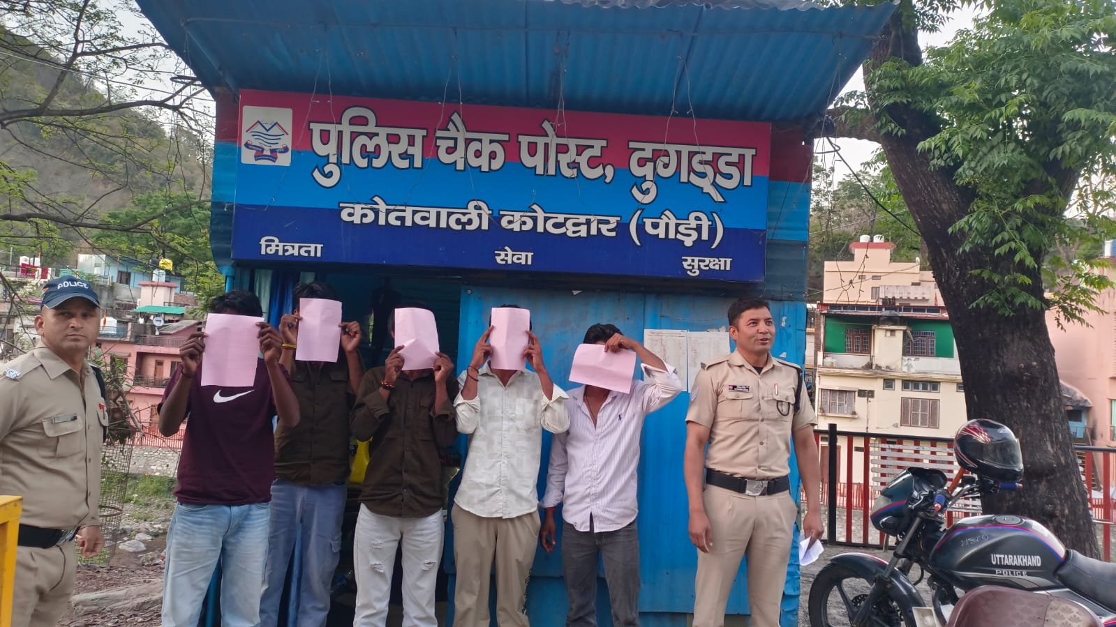 कोटद्वार : नदी किनारे शराब पार्टी करनी पड़ी भारी, 5 युवकों पर चालानी कार्यवाही