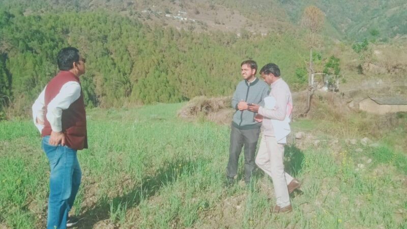डिजिटल क्रॉप सर्वे को मिली गति, SDM ने रौता गांव में खेतों पर पहुंचकर किया स्थलीय निरीक्षण