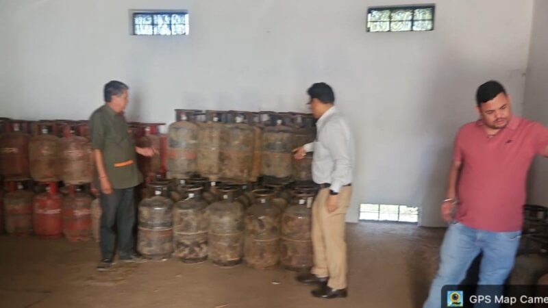 पौड़ी गढ़वाल : एलपीजी आपूर्ति व्यवस्था पर कड़ी निगरानी, 15 गैस गोदामों का औचक निरीक्षण