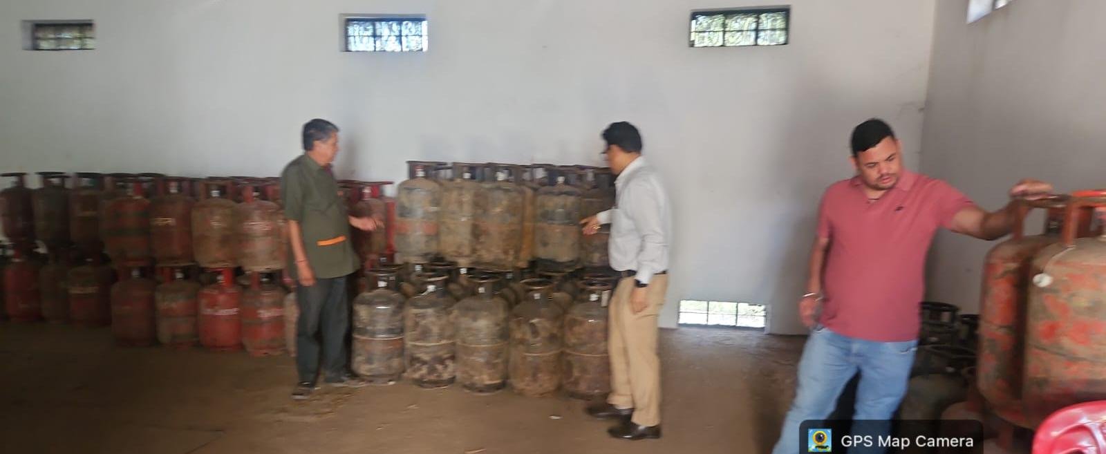 पौड़ी गढ़वाल : एलपीजी आपूर्ति व्यवस्था पर कड़ी निगरानी, 15 गैस गोदामों का औचक निरीक्षण