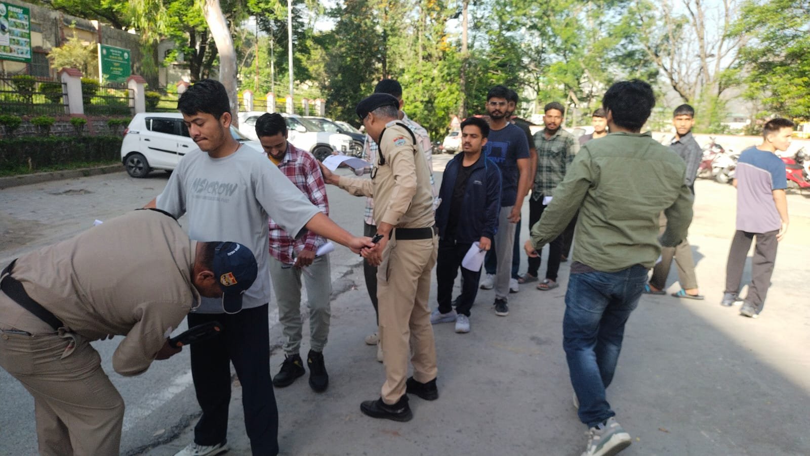 पौड़ी गढ़वाल : CDS और NDA परीक्षा शांतिपूर्ण ढंग से शुरू, सुरक्षा के पुख्ता इंतजाम