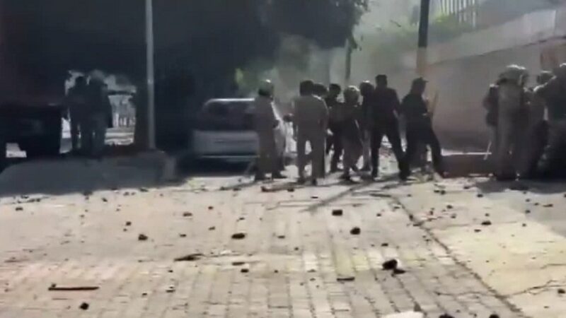 नोएडा में मजदूरों का प्रदर्शन जारी, कई इलाकों में झड़पें, 300 से ज्यादा गिरफ्तार