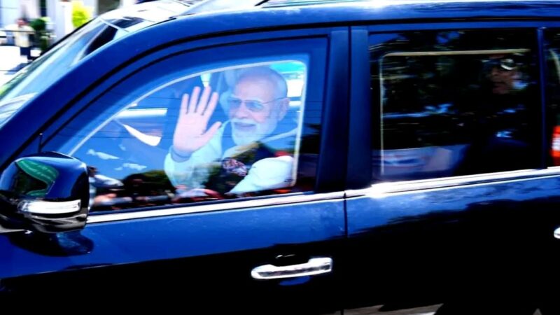 देहरादून : 12 किमी का रोड शो, उत्तराखण्ड के प्यार से भावुक हुए PM मोदी