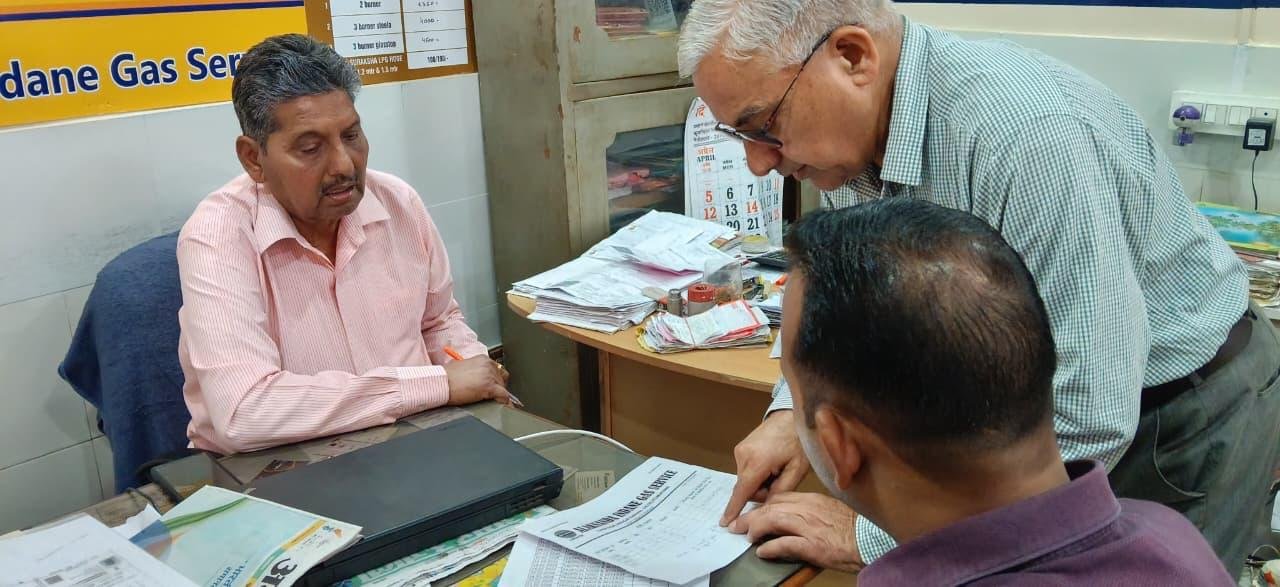 गैस आपूर्ति व्यवस्था पर सख्ती, तीन गोदामों का औचक निरीक्षण