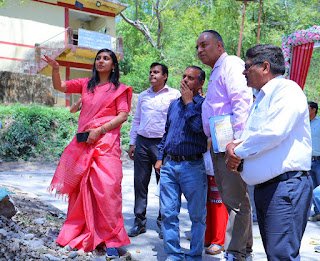 गरुड़चट्टी-नीलकंठ मोटर मार्ग का पैचवर्क हर हाल में 15 मई तक पूरा करें अधिकारी – डीएम स्वाति एस. भदौरिया