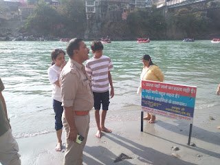 गंगा घाटों पर बढ़ी सतर्कता, पुलिस ने शुरू किया जागरूकता अभियान