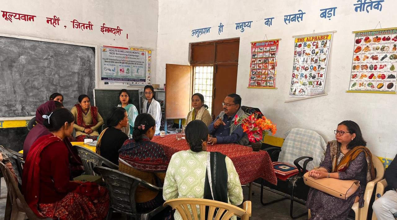 सीएमओ ने स्वास्थ्य केंद्रों का निरीक्षण कर व्यवस्थाएं सुधारने के दिए निर्देश