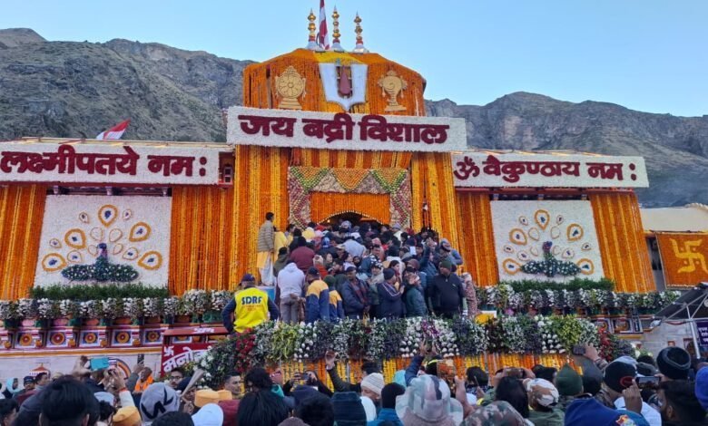 श्रद्धालुओं के लिए खुले बद्रीनाथ धाम के कपाट