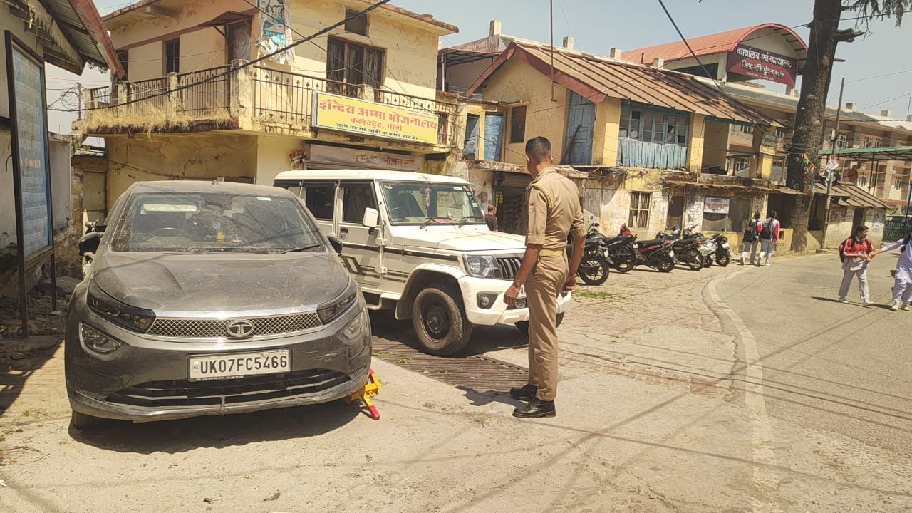 अव्यवस्थित पार्किंग के विरुद्ध कड़ी कार्रवाई, संयुक्त अभियान में 35 वाहनों का चालान