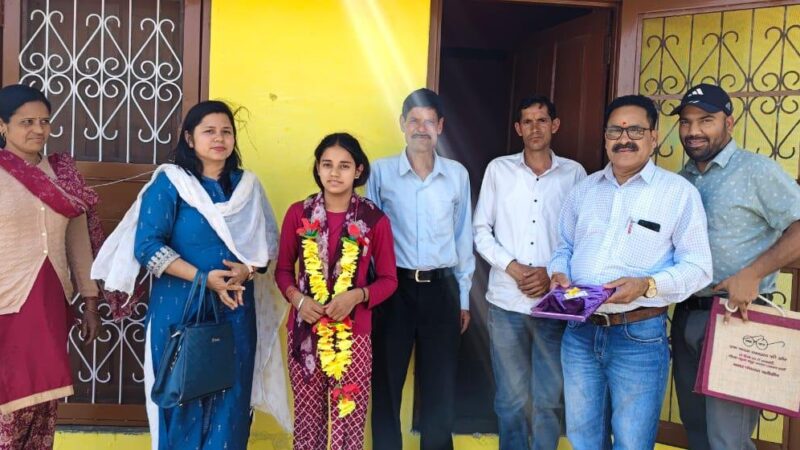 पौड़ी गढ़वाल : बेटी बचाओ-बेटी पढ़ाओ के तहत मेधावी छात्राओं का सम्मान, शिक्षा के लिए किया प्रेरित