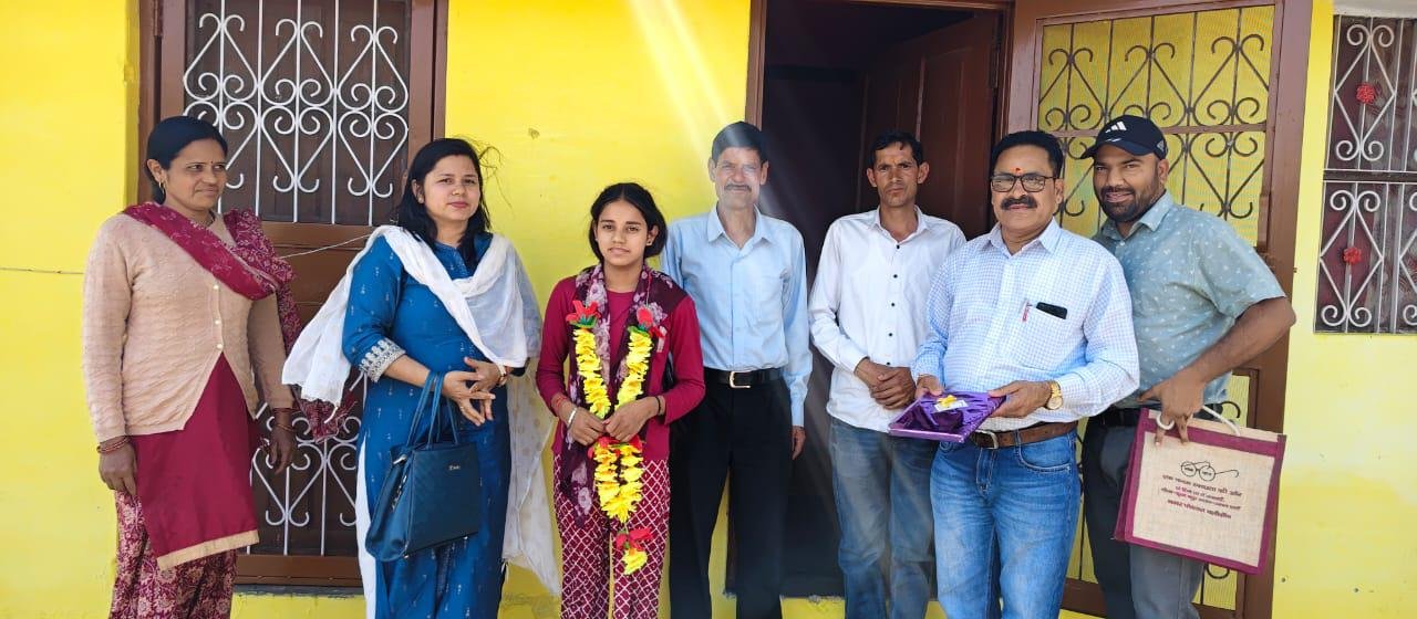 पौड़ी गढ़वाल : बेटी बचाओ-बेटी पढ़ाओ के तहत मेधावी छात्राओं का सम्मान, शिक्षा के लिए किया प्रेरित