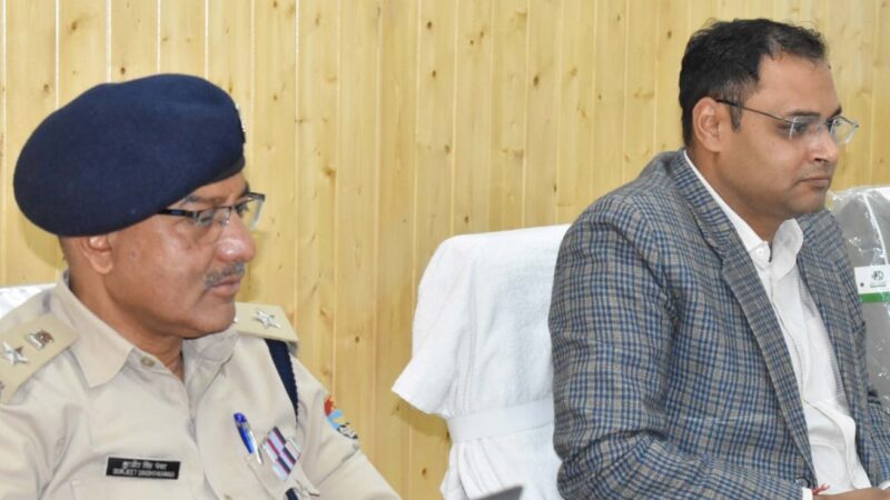 सीएम हेल्पलाइन की शिकायतों में कोताही बर्दास्त नही – डीएम गौरव कुमार