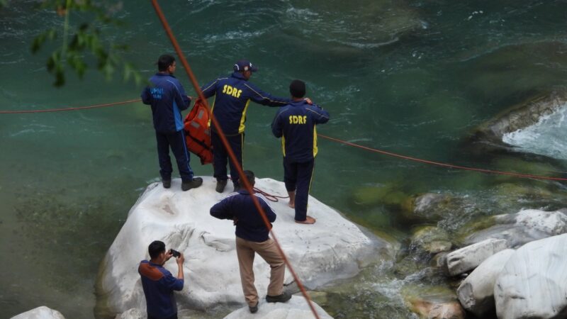 कर्नाटक के युवक ने अलकनंदा में लगाई छलांग, SDRF ने किया रेस्क्यू