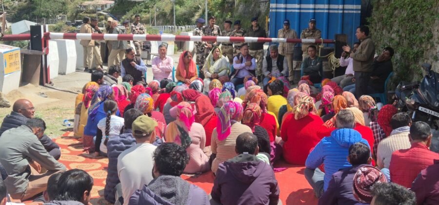 ग्रामीणों के आंदोलन के समर्थन में उतरे बद्रीनाथ विधायक बुटोला