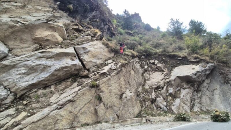 खतरनाक चट्टान से उतरने को मजबूर महिलाएं, सिंहधार वार्ड में पुश्तैनी रास्ता टूटा, ग्रामीणों में आक्रोश