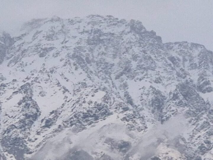 अप्रैल में लौटी कड़ाके की सर्दी : बद्रीनाथ, हेमकुंड और औली में ताज़ा बर्फबारी, तैयारियों पर मौसम की मार