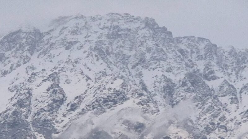 अप्रैल में लौटी कड़ाके की सर्दी : बद्रीनाथ, हेमकुंड और औली में ताज़ा बर्फबारी, तैयारियों पर मौसम की मार