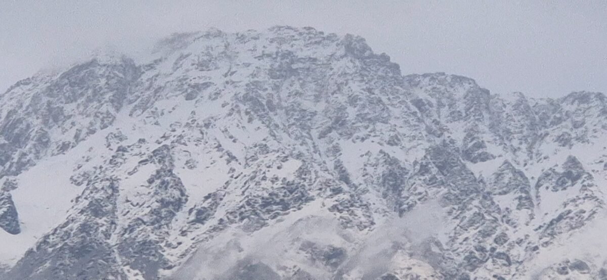 अप्रैल में लौटी कड़ाके की सर्दी : बद्रीनाथ, हेमकुंड और औली में ताज़ा बर्फबारी, तैयारियों पर मौसम की मार