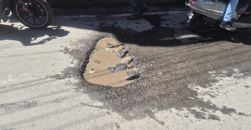 जोशीमठ में बदहाल हाईवे से लोग परेशान, मुख्य चौराहे पर गड्ढा बना खतरा