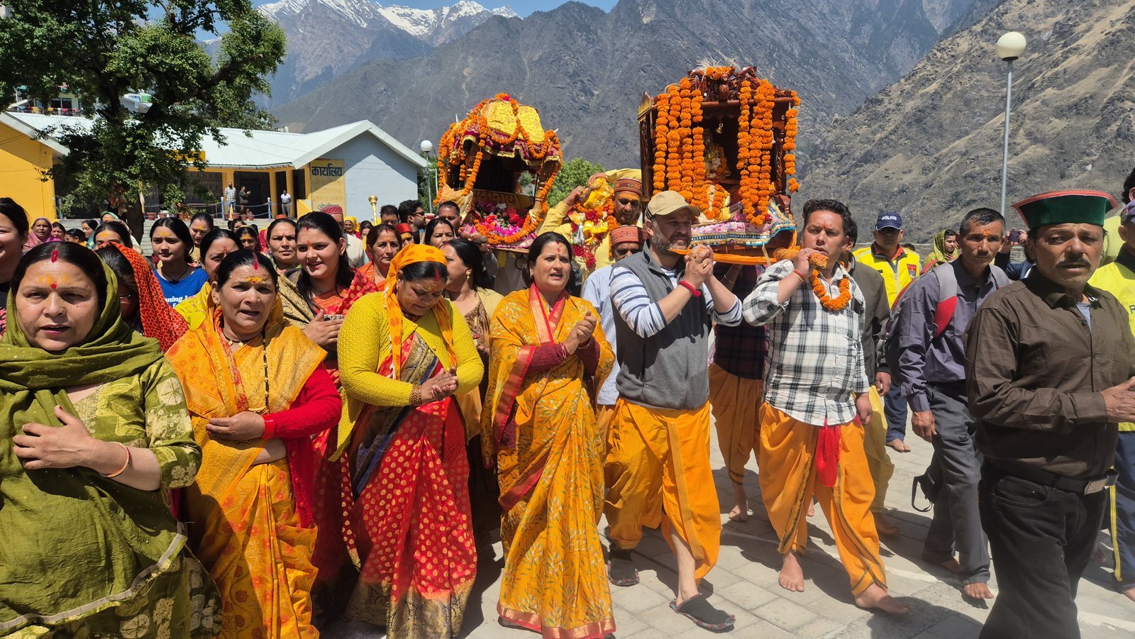 बद्री विशाल के जयकारों से गुंजायमान हुई देवभूमि, ज्योतिर्मठ धाम के लिए रवाना हुई आदिगुरु की गद्दी