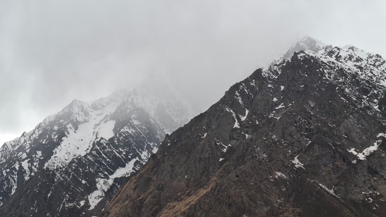 बदरीनाथ धाम में फिर लौटी ठंड, बारिश और हिमपात से बदला मौसम