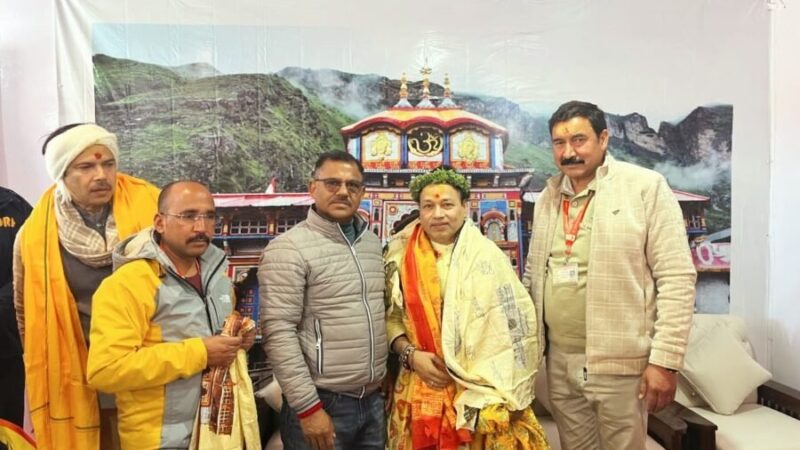 बदरीनाथ धाम में भक्ति के रंग में रंगे सूफी गायक कैलाश खेर, व्यवस्थाओं और सुरक्षा प्रबंधों की जमकर की सराहना