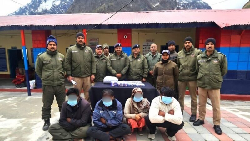 चारधाम यात्रा में सक्रिय टप्पेबाज गिरोह का पर्दाफाश, केदारनाथ में मोबाइल चोरी कर बद्रीनाथ में वारदात की तैयारी, 14 लाख के फोन और नकदी बरामद, 4 शातिर गिरफ्तार