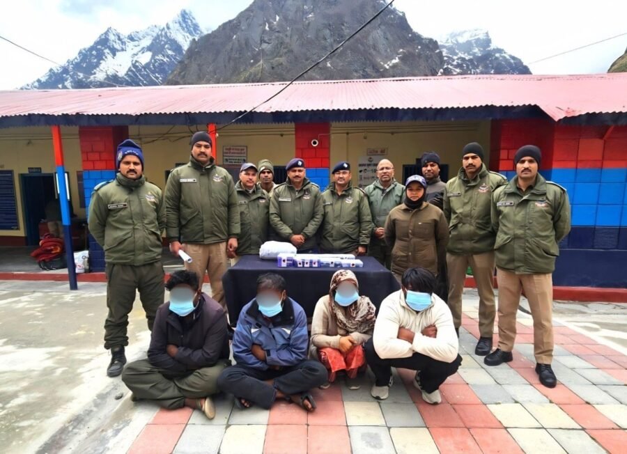 चारधाम यात्रा में सक्रिय टप्पेबाज गिरोह का पर्दाफाश, केदारनाथ में मोबाइल चोरी कर बद्रीनाथ में वारदात की तैयारी, 14 लाख के फोन और नकदी बरामद, 4 शातिर गिरफ्तार