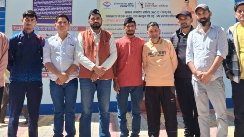 प्राइवेट स्कूलों की मनमानी के खिलाफ उक्रांद का हल्ला बोल