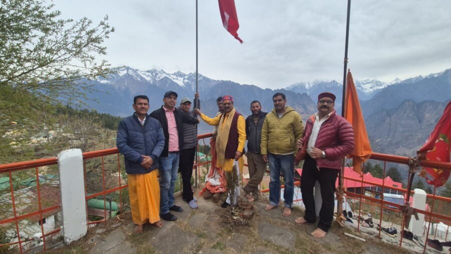 संजीवनी शिखर औली में बद्री-केदार मंदिर समिति ने फहराया ‘बद्री ध्वज’