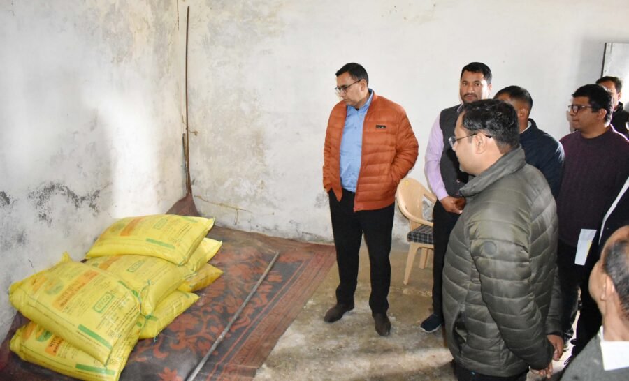 डीएम गौरव कुमार ने सहकारी समिति कार्यालय गोपेश्वर का किया निरीक्षण, दिए निर्देश