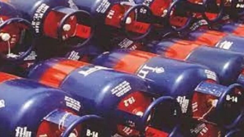 बड़ी खबर : 5 किलो और कमर्शियल गैस सिलेंडर महंगे, घरेलू एलपीजी के दाम स्थिर