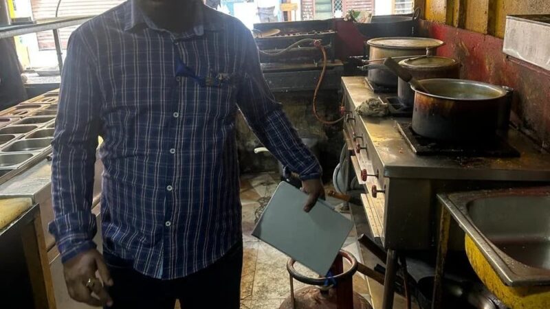 डीएम सविन बंसल की क्यूआरटी ने नगर निगम देहरादून क्षेत्र अंतर्गत व्यावसायिक प्रतिष्ठानों से 04 घरेलू गैस सिलेंडर जब्त