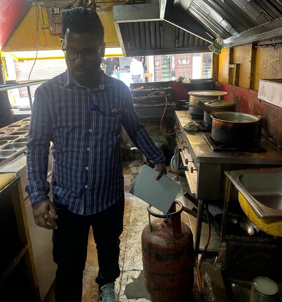 डीएम सविन बंसल की क्यूआरटी ने नगर निगम देहरादून क्षेत्र अंतर्गत व्यावसायिक प्रतिष्ठानों से 04 घरेलू गैस सिलेंडर जब्त