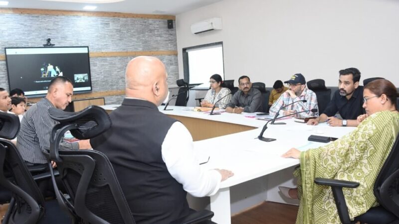 मंत्री से वार्ता के बाद धरना खत्म करने पर राजी हुए पीआरडी स्वयं सेवक