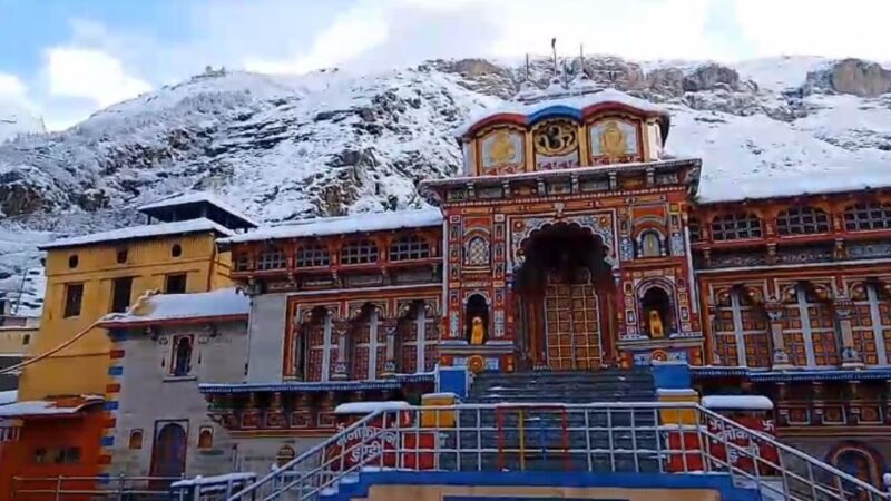 बदरीनाथ में बर्फबारी से तैयारियों की रफ्तार थमी