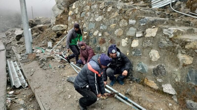 बद्रीनाथ धाम में युद्धस्तर पर तैयारियां, भारी बर्फबारी के बीच जल आपूर्ति बहाल करने में जुटा जल संस्थान