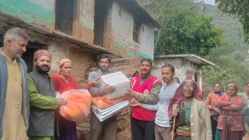 नंदानगर में आग का कहर: धू-धू कर जला घर, रेड क्रॉस सोसाइटी ने पहुंचाई मदद