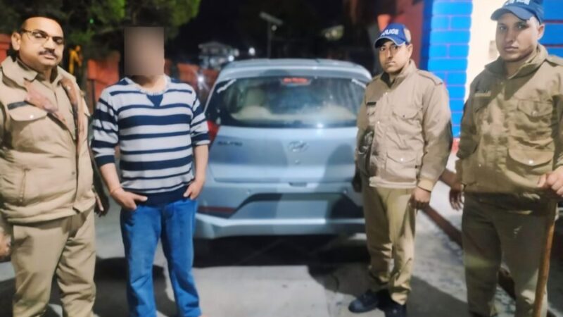 नशे में सुध-बुध खोया चालक, सड़क समझकर थाने में घुसा दी कार