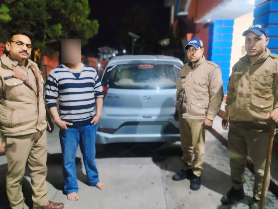 नशे में सुध-बुध खोया चालक, सड़क समझकर थाने में घुसा दी कार